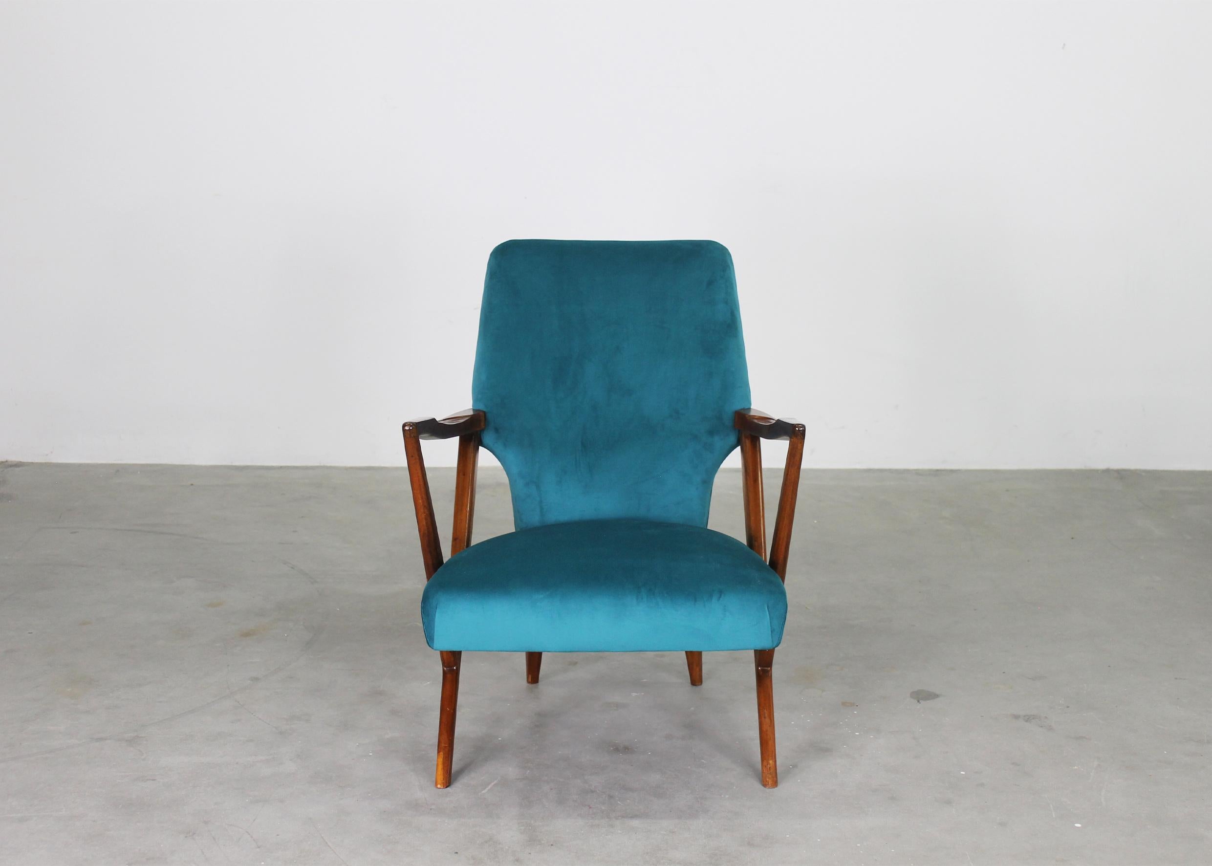 Brasiliano Giuseppe Scapinelli Set di due poltrone in legno di noce e tessuto anni '50 in vendita