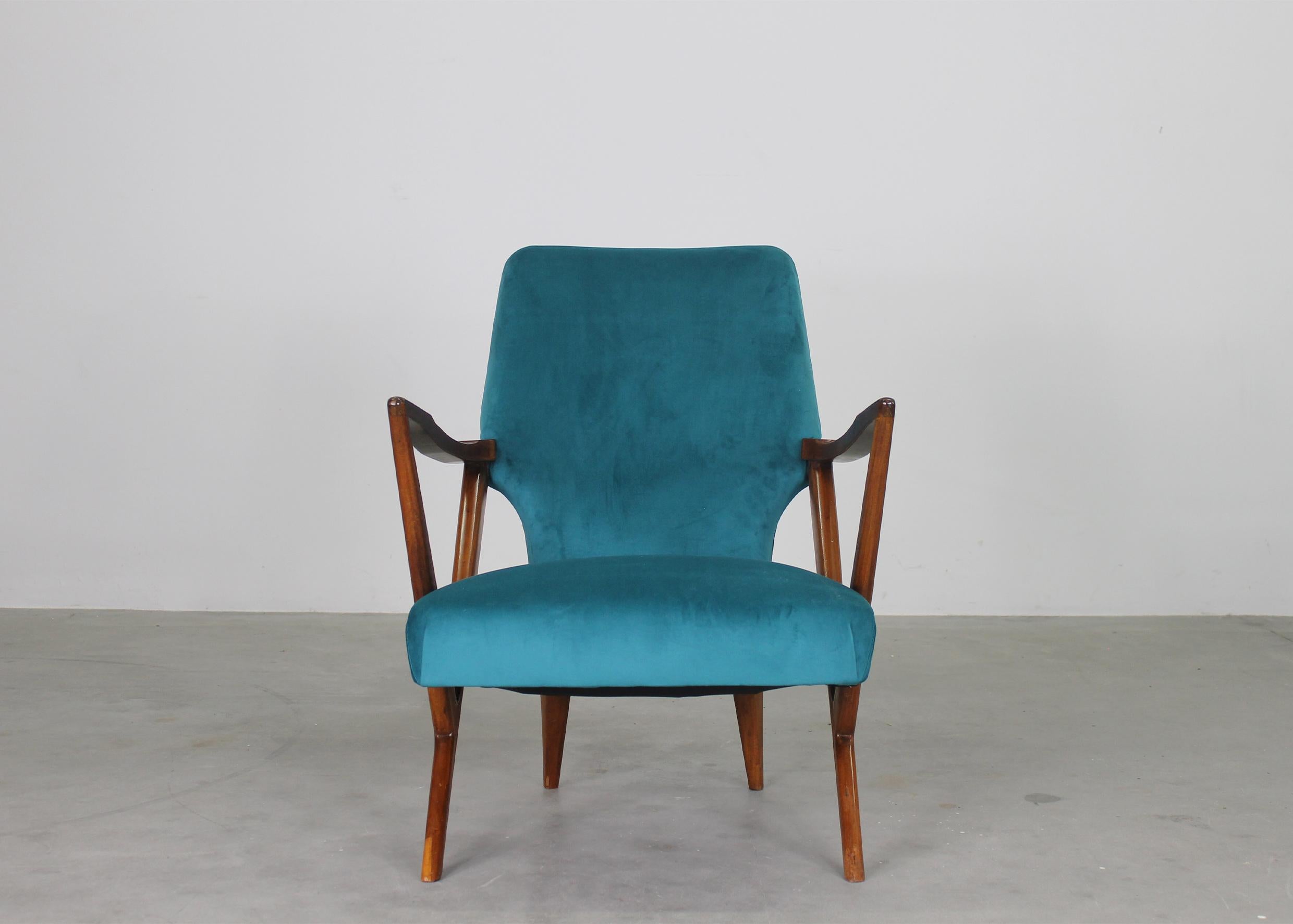 Altro Giuseppe Scapinelli Set di due poltrone in legno di noce e tessuto anni '50 in vendita
