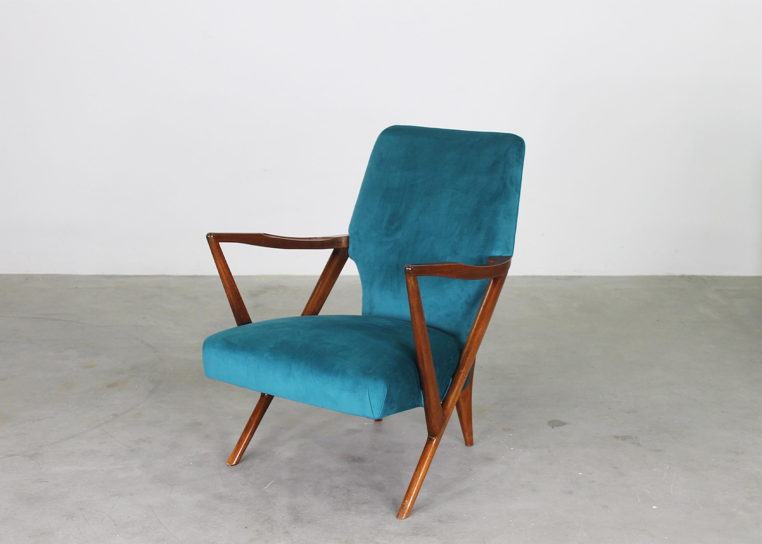 Giuseppe Scapinelli Set di due poltrone in legno di noce e tessuto anni '50 In condizioni buone in vendita a Montecatini Terme, IT