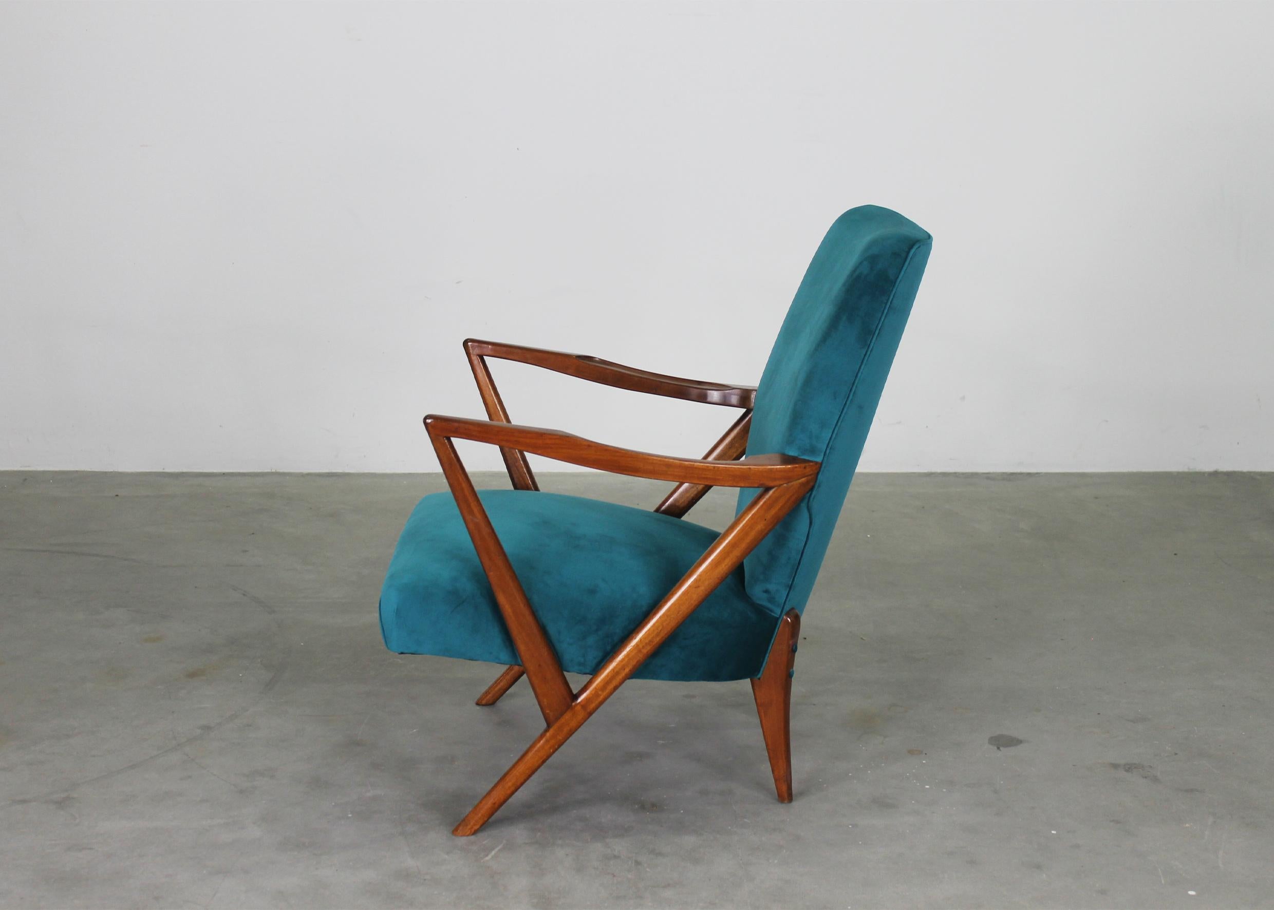 Giuseppe Scapinelli Set di due poltrone in legno di noce e tessuto anni '50 in vendita 1