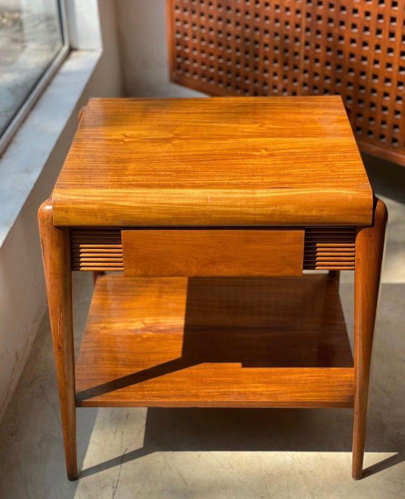 Table d'appoint unique avec un tiroir, entièrement réalisée en bois de caviúna massif. Objet extrêmement décoratif et utile qui convient à tout type de décoration intérieure. 