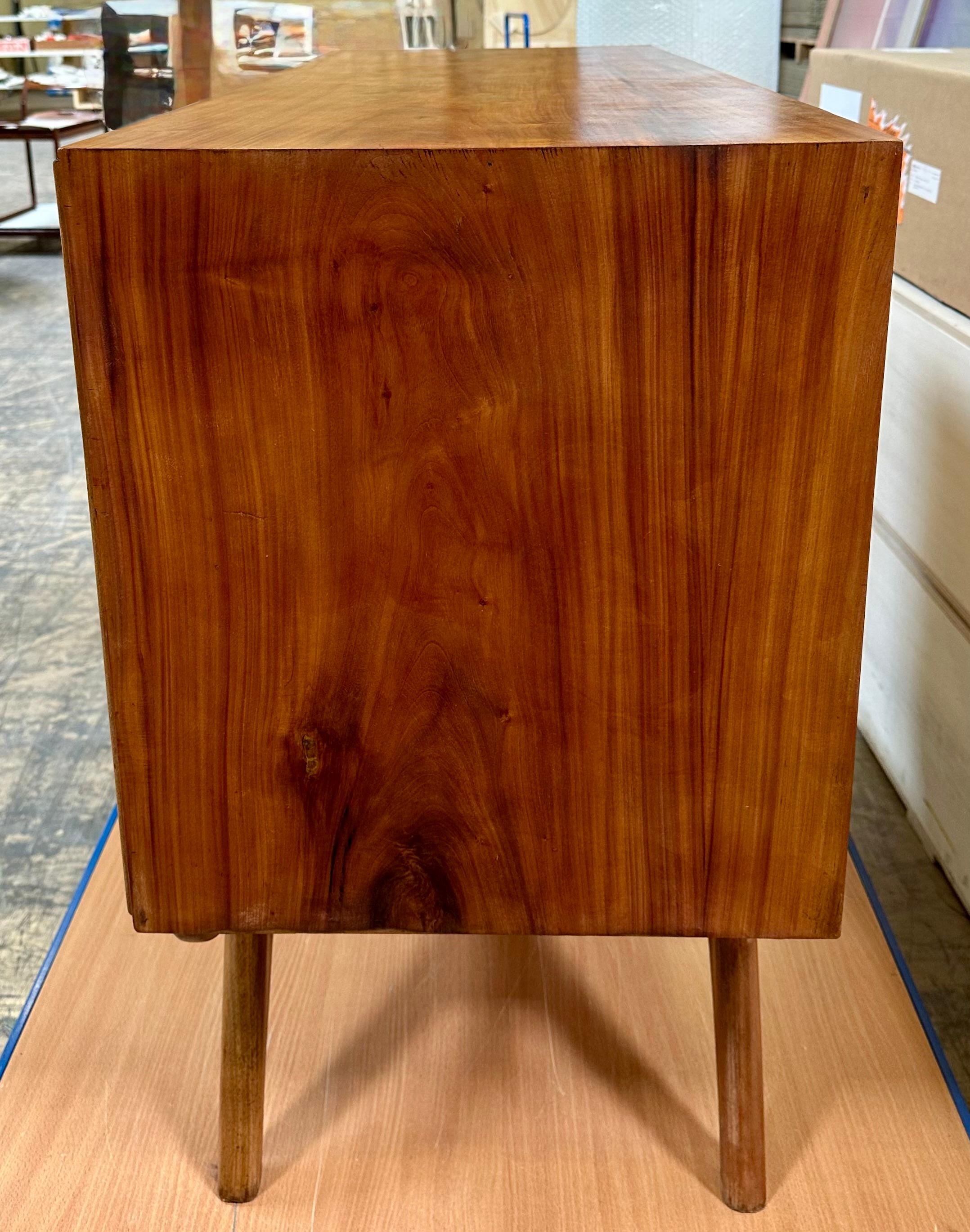 Brazilian Design 
Dressing Table, c. 1960  
Caviuna wood  
Dimensions: 156 x 45 x 115 cm (61 21/50 x 17 18/25 x 45 7/25 in)  

This elegant dressing table, crafted in the 1960s, showcases the sophistication and craftsmanship of Brazilian mid-century