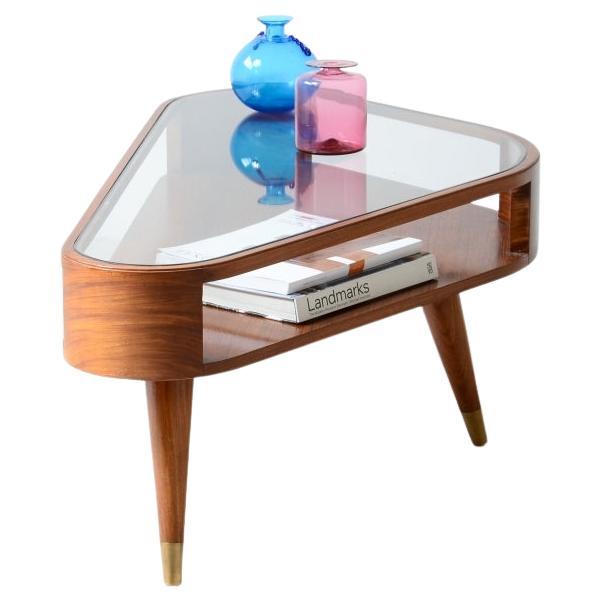 COD-2668
Giuseppe Scapinelli (1911-1982)

Triangular coffee table with double support, glass top and brass tips.

Italian manufacture, late 1950s

110 x 55 h 45 cm