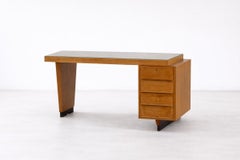 Bureau en bois Giuseppe Scapinelli à structure asymétrique avec quatre tiroirs.
