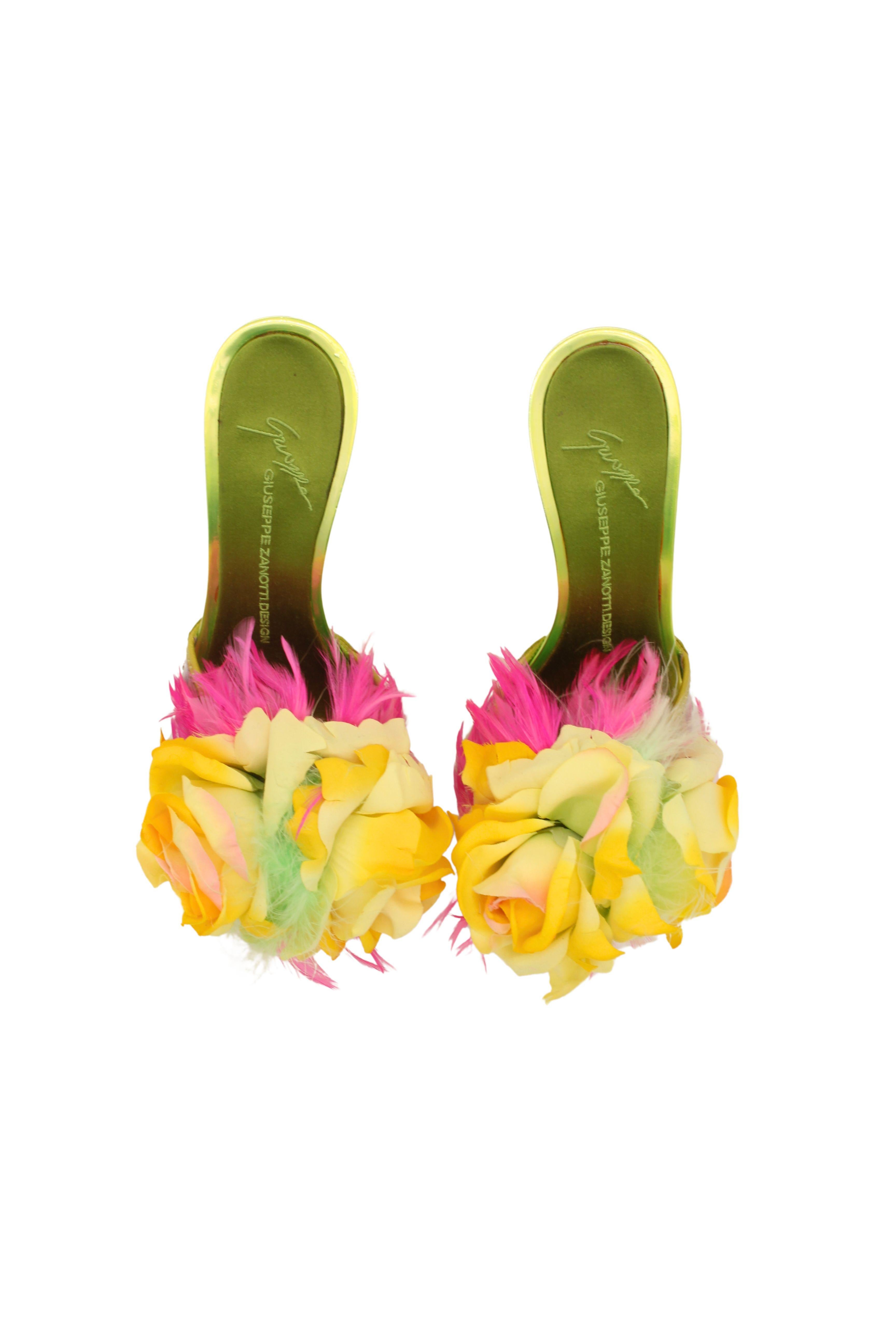 Assolutamente folli tacchi Giuseppe Zanotti degli anni 2000 con dettagli di fiori pastello e piume fucsia sulla punta, tacchi verdi metallizzati e interni in pelle metallizzata. Realizzati in Italia, vengono forniti con la loro scatola e la loro