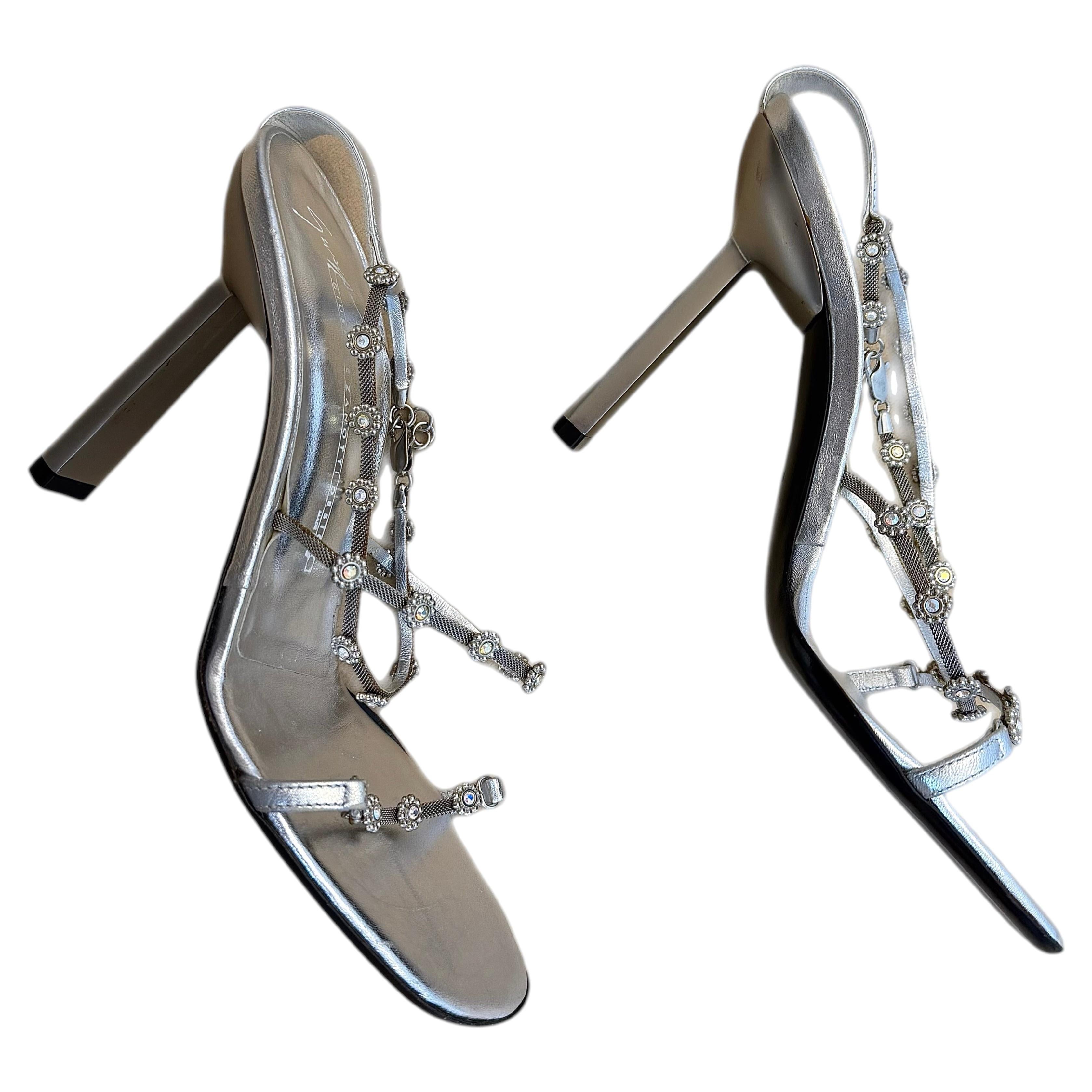 Giuseppe Zanotti Sandalen mit Kettenriemen und Blumenverzierung aus silbernem Kristall im Vintage-Stil der 90er Jahre, mit Absatz
