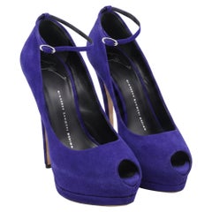 Décolleté con tacco a piattaforma, cinturino alla caviglia e punta aperta di Giuseppe Zanotti in camoscio viola