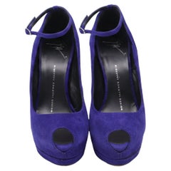 Décolleté con tacco a piattaforma, cinturino alla caviglia e punta aperta di Giuseppe Zanotti in camoscio viola