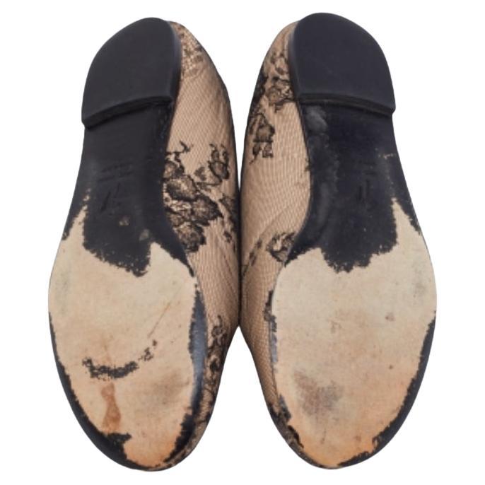 Abbaglia in tutta comodità con queste ballerine di Giuseppe Zanotti. Sono rivestite in pelle e mesh e sono caratterizzate da abbellimenti sulla punta arrotondata. Le graziose ballerine sono dotate di solette in pelle per agevolarti.