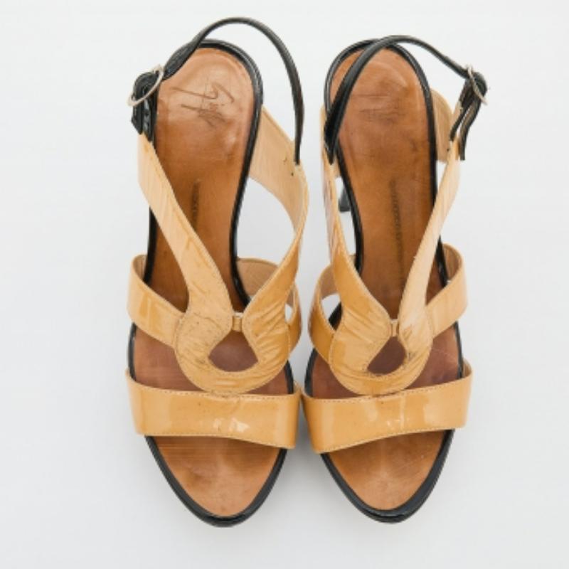 Beige Giuseppe Zanotti - Sandales à plateforme en cuir verni beige/noir Taille 37 en vente