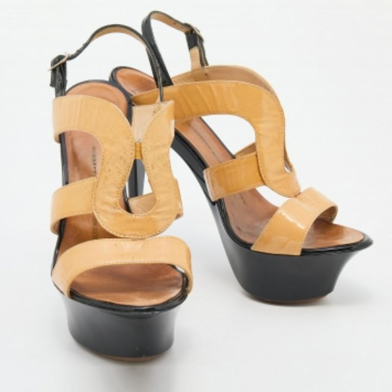 Giuseppe Zanotti - Sandales à plateforme en cuir verni beige/noir Taille 37 État moyen - En vente à Dubai, Al Qouz 2