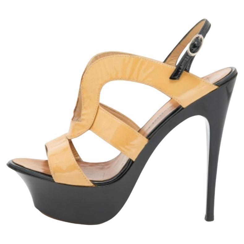 Giuseppe Zanotti - Sandales à plateforme en cuir verni beige/noir Taille 37 en vente