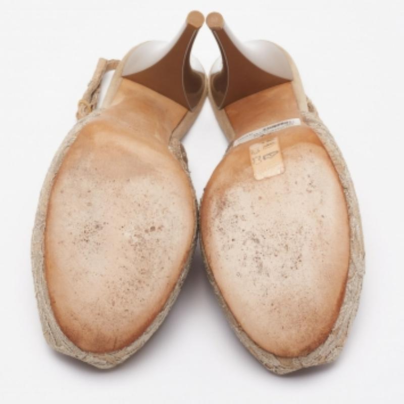 Ces sandales de la maison Giuseppe Zanotti vous aideront à faire chaque pas avec confiance et grâce ! Elles sont réalisées en dentelle beige et présentent des peep toes, des plates-formes, des talons imposants et un escarpin à boucle. Faites monter