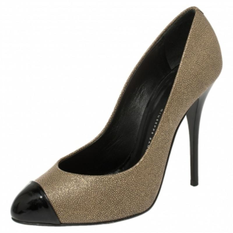 These fabulous pumps from Giuseppe Zanotti will lend a luxurious appeal to your looks. They are crafted from metallic beige leather and feature patent leather cap toes, well-cut vamps, and 11.5 cm heels. They are endowed with comfortable
