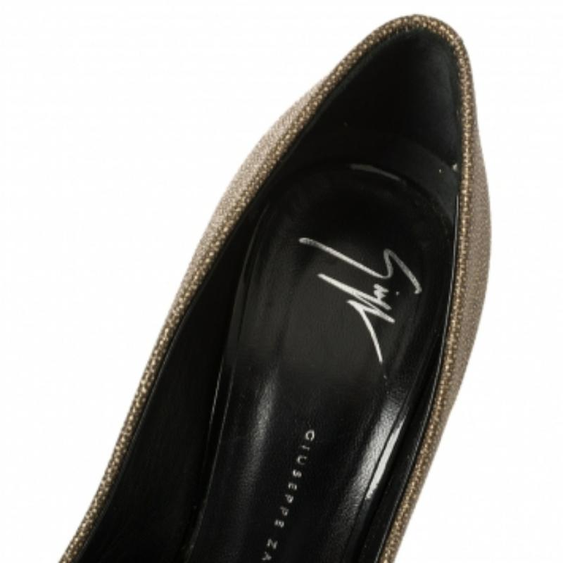 Giuseppe Zanotti Beige Leather And Patent Leather Cap Toe Pumps Size 37.5 In Good Condition For Sale In Dubai, Al Qouz 2