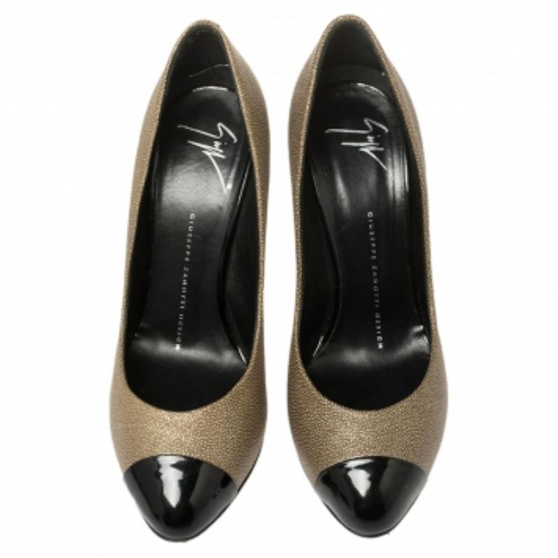 Women's Giuseppe Zanotti Beige Leather And Patent Leather Cap Toe Pumps Size 37.5 For Sale