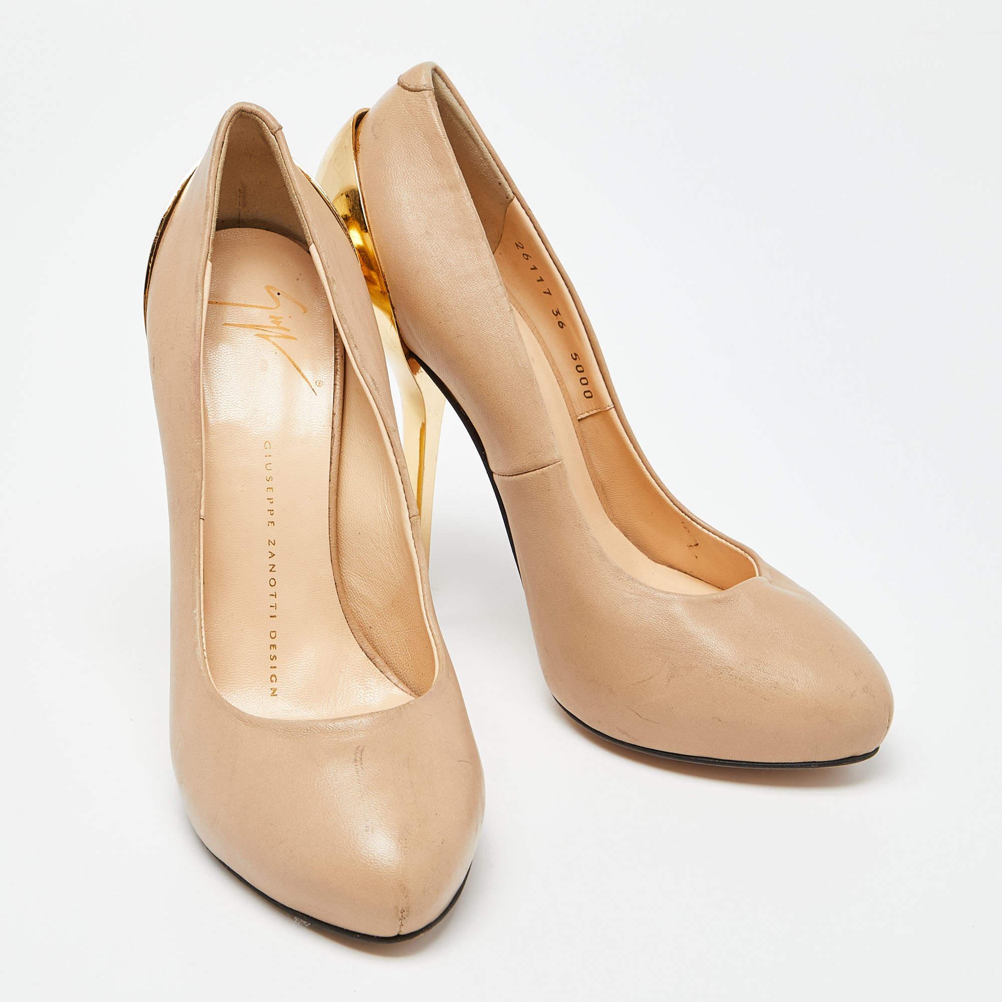 Giuseppe Zanotti Bombas de punta redonda de piel beige Talla 36 en Bueno estado para la venta en Dubai, Al Qouz 2
