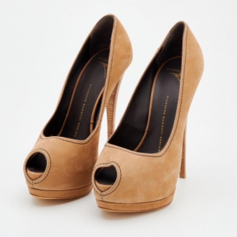 Giuseppe Zanotti Beige Nubuck Leather Peep Toe Platform Pumps Size 40 In Excellent Condition For Sale In Dubai, Al Qouz 2
