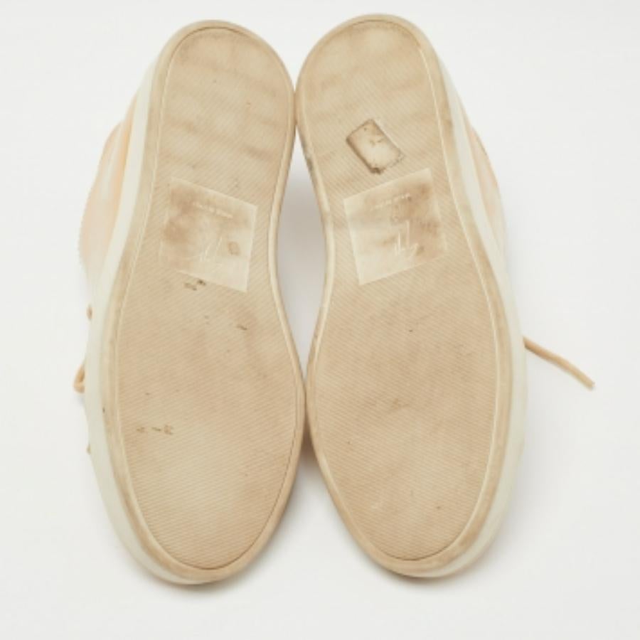 Beige Baskets basses Giuseppe Zanotti en cuir verni beige, taille 37 en vente