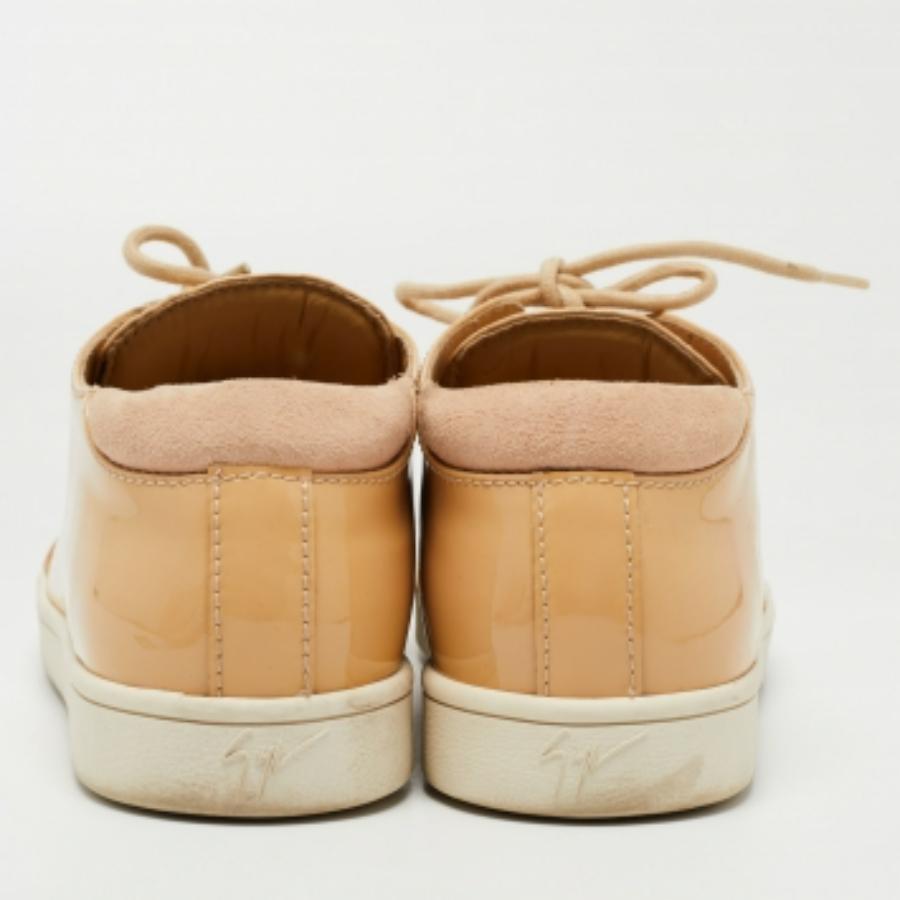Baskets basses Giuseppe Zanotti en cuir verni beige, taille 37 Bon état - En vente à Dubai, Al Qouz 2
