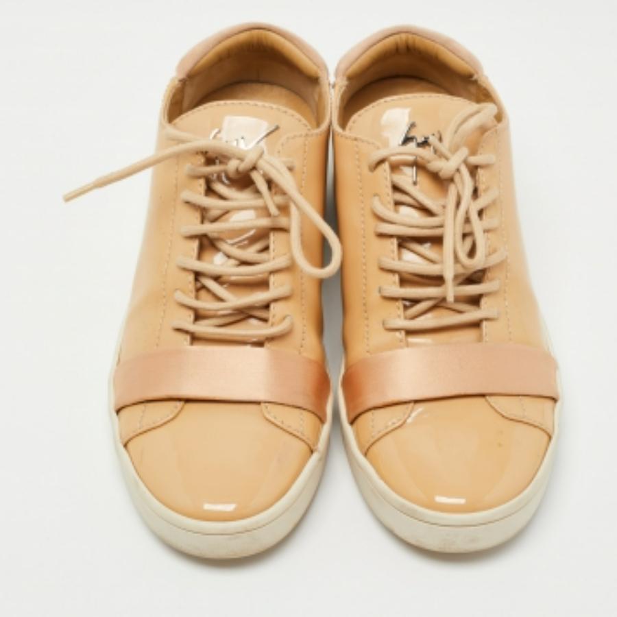 Baskets basses Giuseppe Zanotti en cuir verni beige, taille 37 en vente 2