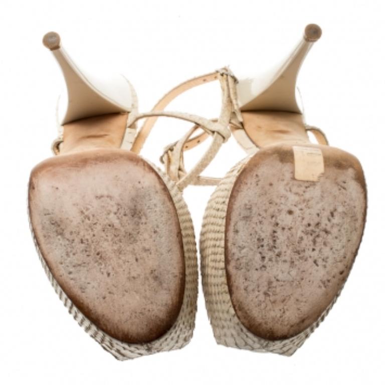 Sii glamour, qualunque cosa tu indossi, con questi bellissimi sandali realizzati in pelle goffrata di pitone. Con una suola in pelle resistente e durevole, tacchi alti e una Silhouette con cinturino a T, sono perfette per ogni stagione. Abbina il