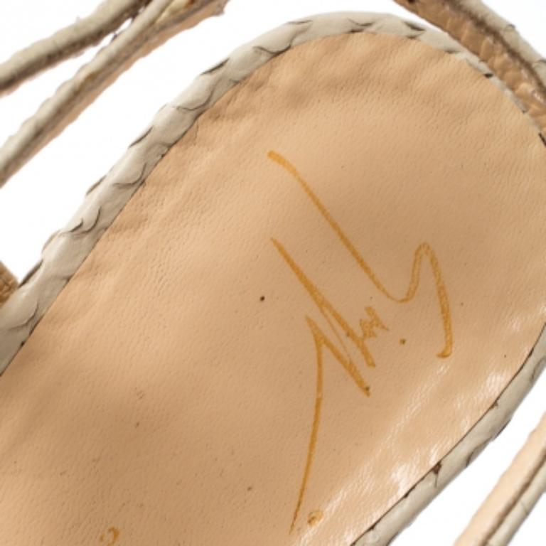 Giuseppe Zanotti Beige Python Embossed Leather T Strap Platform Sandals Taglia 39 In condizioni buone in vendita a Dubai, Al Qouz 2