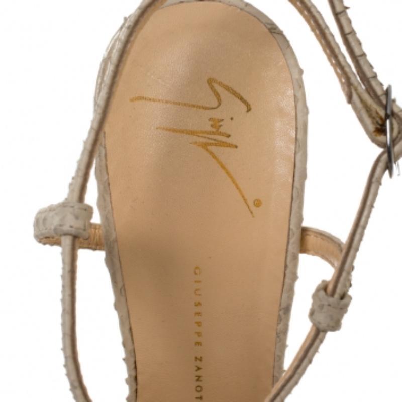 Giuseppe Zanotti Sandalias de plataforma con tira en T de piel de pitón beige talla 41 en Bueno estado para la venta en Dubai, Al Qouz 2