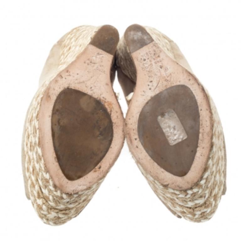 Dieses Paar Keilsandaletten von Giuseppe Zanotti ist wunderschön. Sie sind wunderbar gestylt mit Peep-Toes, Knöchelriemchen und sind auf 16 cm hohen Espadrille-Keilen erhöht. Die bequeme Innensohle aus Leder macht dieses Paar zu einem absoluten