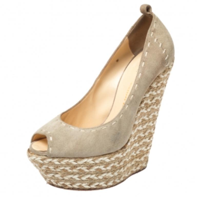 Giuseppe Zanotti Beige Wildleder Leder Peep Toe Keil Plateau Pumps Größe 38,5 im Zustand „Gut“ im Angebot in Dubai, Al Qouz 2