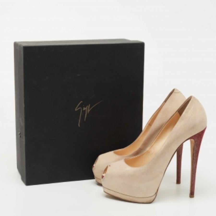 Exudando feminidad y elegancia, estos zapatos de salón presentan una silueta chic con un atractivo diseño. Puedes llevar estos zapatos de salón para lucir un look elegante.