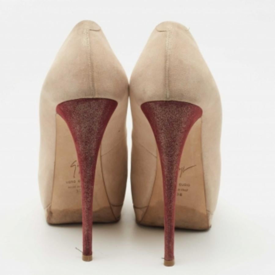 Giuseppe Zanotti Bombas con plataforma en punta Sharon de ante beige talla 38 en venta 1