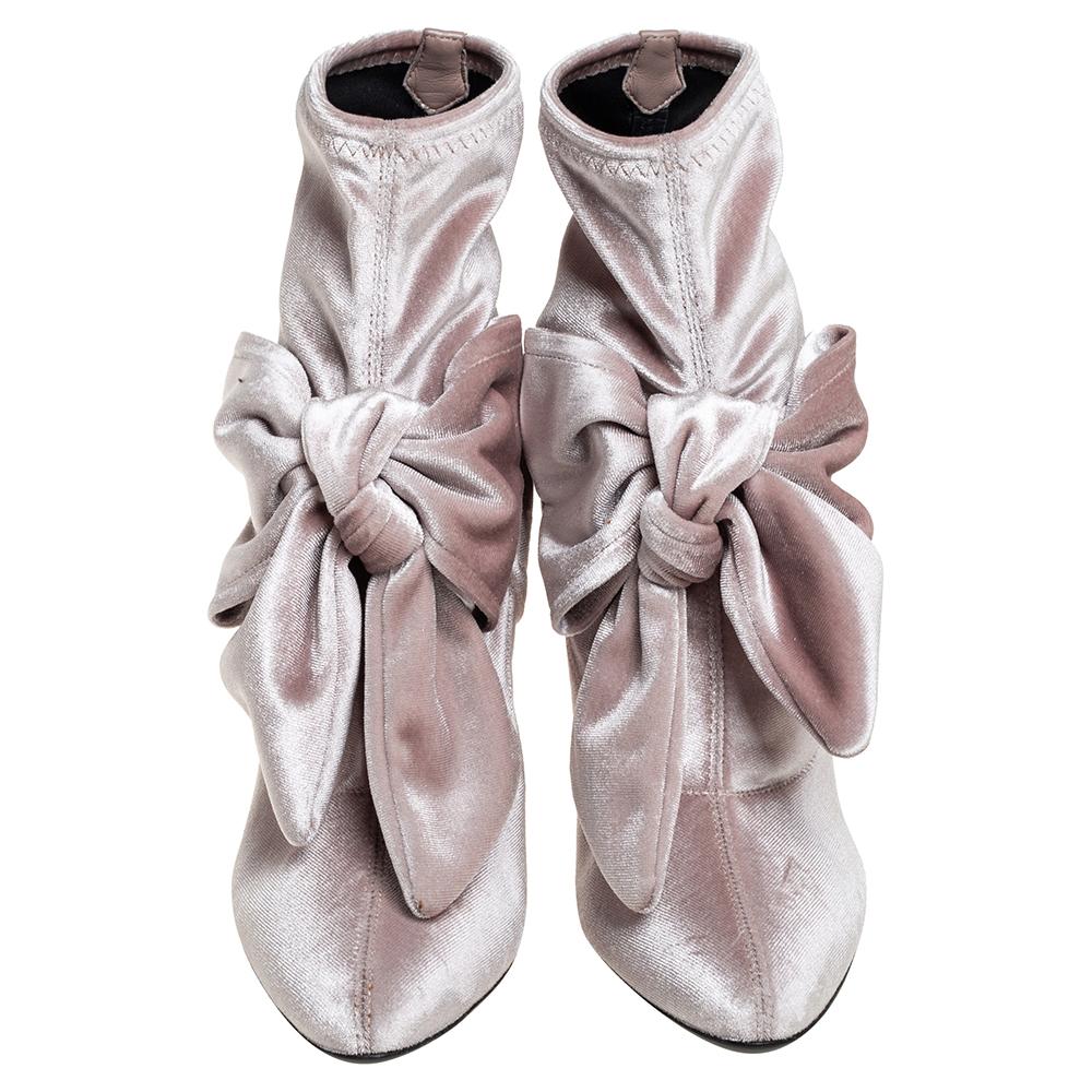 Giuseppe Zanotti Beige Velvet Bow Detail Ankle Boots Size 39.5 In New Condition For Sale In Dubai, Al Qouz 2