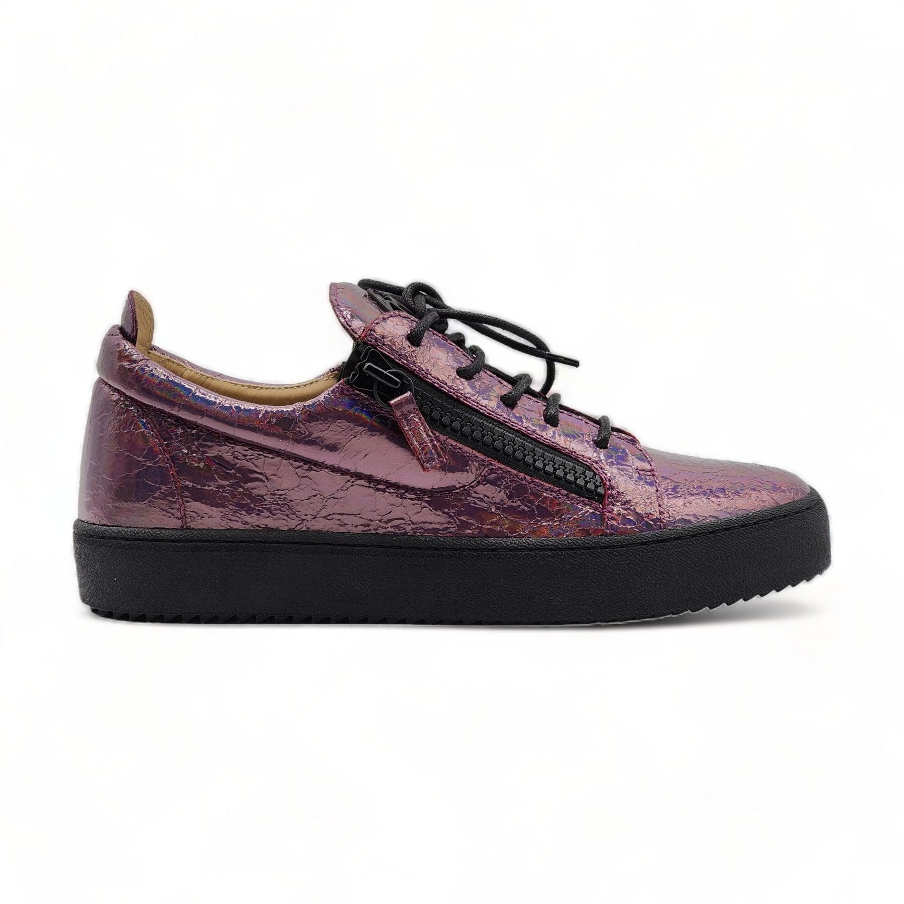 Giuseppe Zanotti Birel Metallic-Leder-Turnschuhe in Lila

Zusätzliche Informationen:
MATERIAL: Obermaterial aus Leder, runde Zehe, geschnürtes Vorderteil, seitliche Reißverschlüsse, Lederfutter, Gummisohle
Innenfutter: Leder
Farbe: Lila
Größe: 42 EU