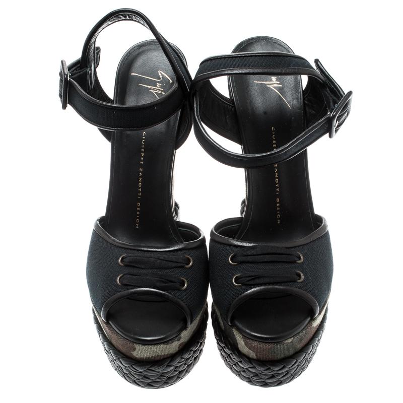 Diese Sandalen von Giuseppe Zanotti versprühen mit den Flechtdetails und dem Keilabsatz in Camouflage Charme. Sie sind zehenoffen und haben Schnallenriemen am Knöchel. Diese wunderschönen Sandalen sind so bequem, dass sie den ganzen Tag getragen