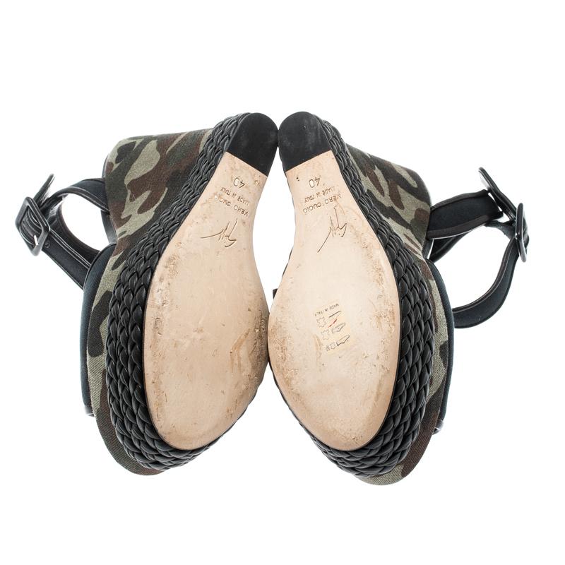 Giuseppe Zanotti Schwarze Keilsandalen aus Segeltuch und Leder mit Camouflage-Muster Größe 40 Damen