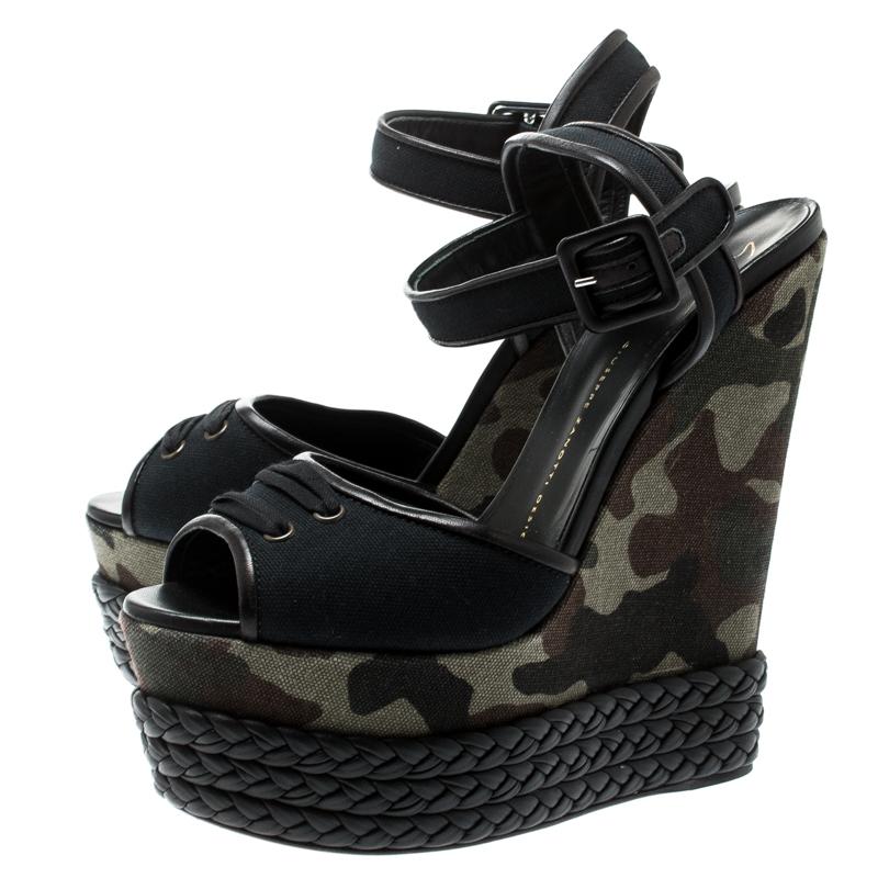 Giuseppe Zanotti Schwarze Keilsandalen aus Segeltuch und Leder mit Camouflage-Muster Größe 40 2