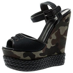 Giuseppe Zanotti Schwarze Keilsandalen aus Segeltuch und Leder mit Camouflage-Muster Größe 40