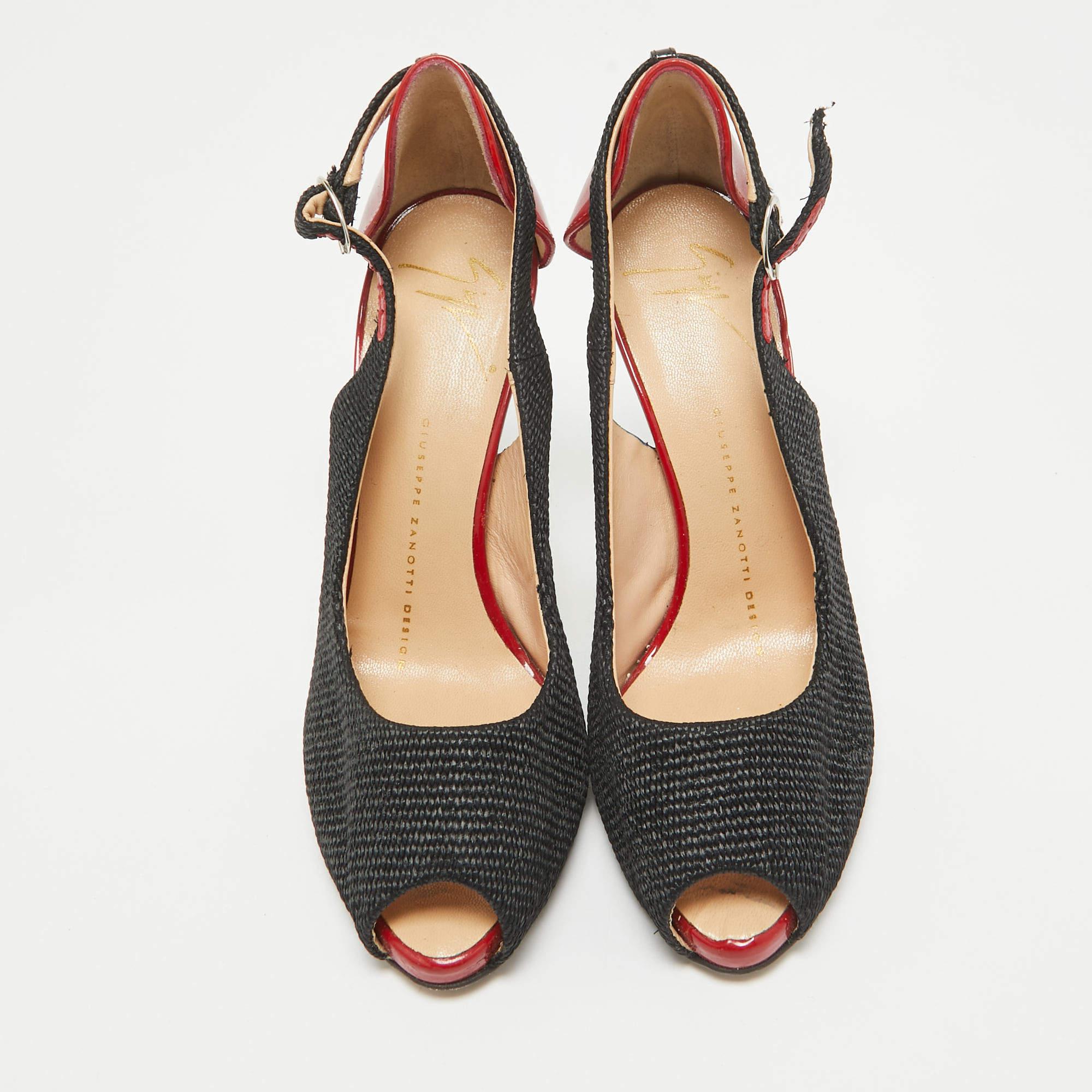 Geschwungene Bögen, eine feminine Ausstrahlung und eine gut gebaute Struktur zeichnen diese Designer-Pumps aus. Mit bequemen Innensohlen und schlanken Absätzen passen sie zu Ihren Lieblingsoutfits.