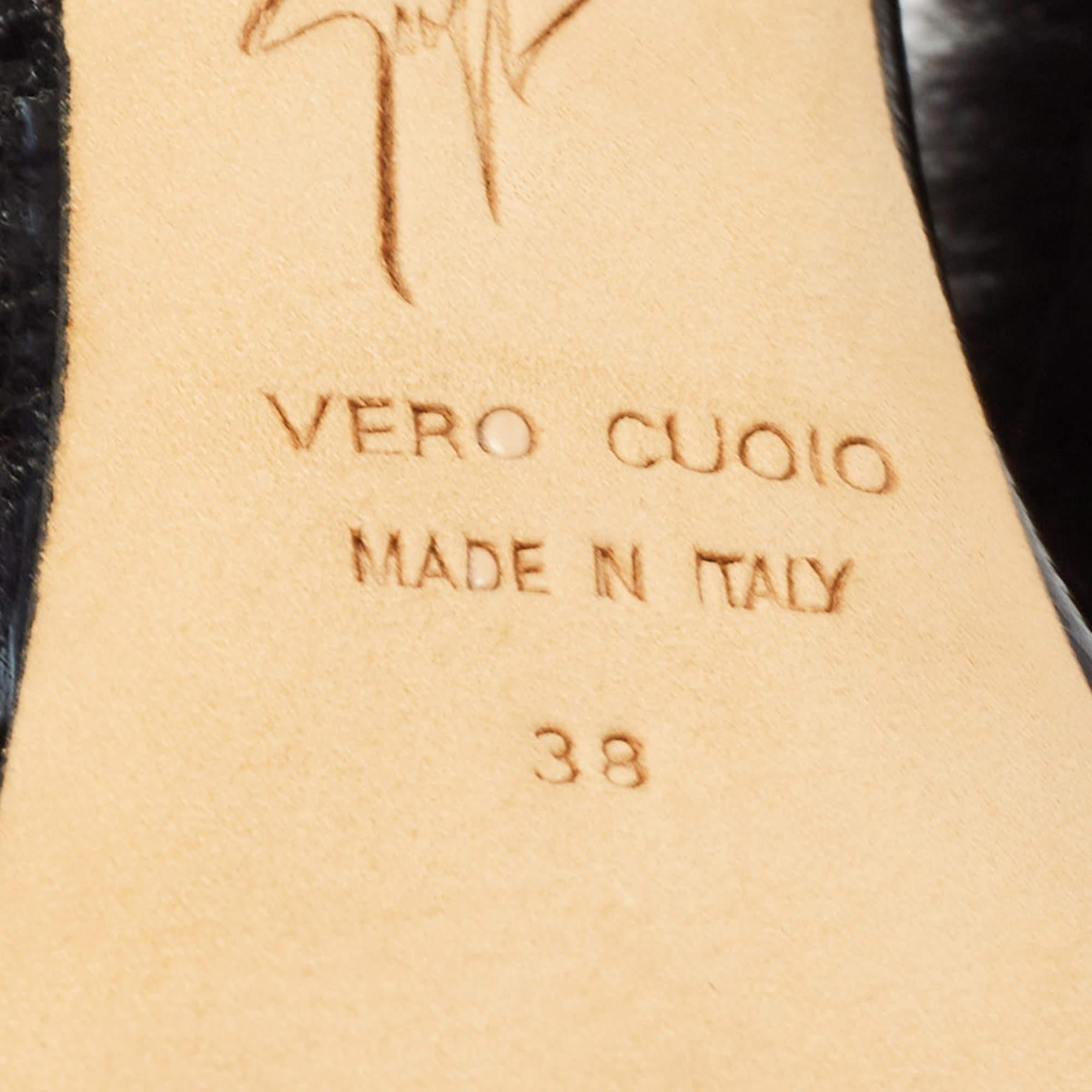 Giuseppe Zanotti Schwarze Sandalen mit Knöchelriemen aus Harmony mit Kroko-prägung und Pelz Größe 38 im Angebot 1