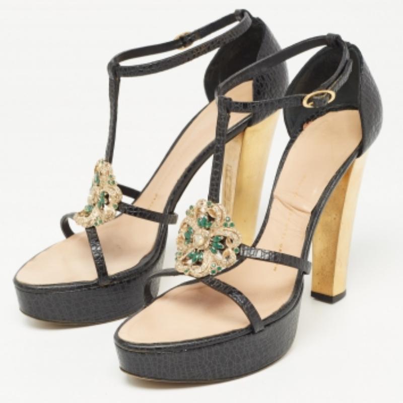 Estas sandalias enmarcarán sus pies de forma elegante. Fabricados con materiales de calidad, presentan un diseño elegante y unas plantillas cómodas.