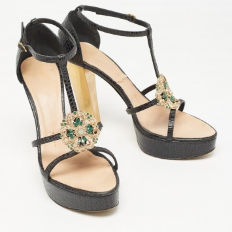Giuseppe Zanotti Sandalias con tira al tobillo en relieve de cocodrilo negro con adornos Talla 39.5 en Bastante bueno estado para la venta en Dubai, Al Qouz 2