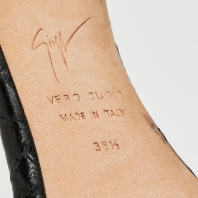 Diese Sandalen umrahmen Ihre Füße auf elegante Weise. Sie sind aus hochwertigen MATERIALEN gefertigt, haben ein edles Design und bequeme Innensohlen.