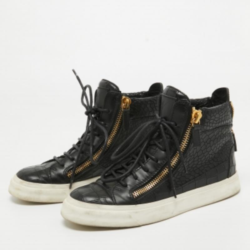 Repletas de estilo y comodidad, estas zapatillas Giuseppe Zanotti son suaves con los pies para que puedas deslizarte a lo largo del día. Tienen un elegante empeine con cierre de cordones, y están asentadas sobre duraderas suelas de goma.