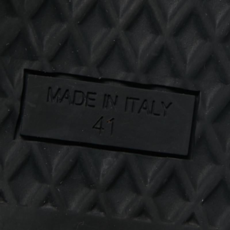 Diese Sneakers von Giuseppe Zanotti sind dazu bestimmt, zur Schau gestellt zu werden. Sie sind aus krokogeprägtem Leder gefertigt und verfügen über ein wunderschönes Design mit silberfarbenen Reißverschlussdetails. Das Paar ist mit Schnürsenkeln und