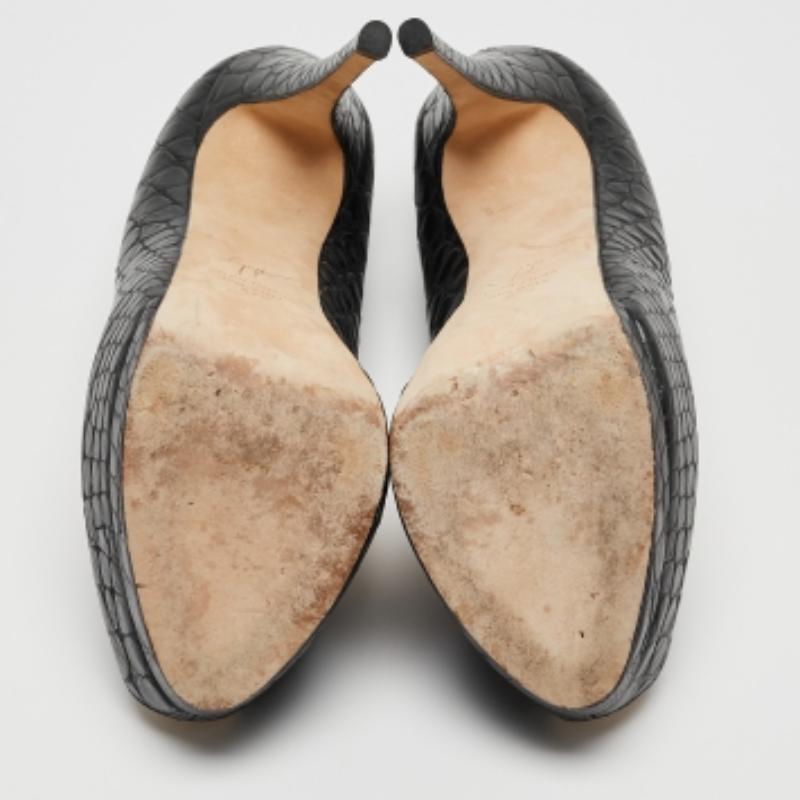 Giuseppe Zanotti Bombas de plataforma con puntera abierta de piel de cocodrilo negra Tamaño 37,5 en Bueno estado para la venta en Dubai, Al Qouz 2