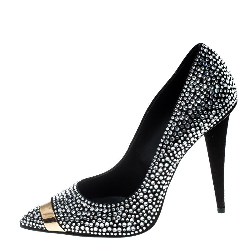 Revamp your footwear collection by adding this pair of shimmering Giuseppe Zanotti pumps to your wardrobe. The black pumps are crafted from suede and feature exquisite crystal embellishments adorning the exterior. Pointed toes with gold-tone