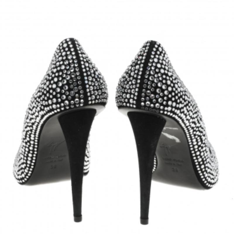 Remettez votre collection de chaussures au goût du jour en ajoutant à votre garde-robe cette paire d'escarpins Giuseppe Zanotti scintillants. Ces escarpins noirs sont fabriqués en daim et ornés de cristaux exquis. Des orteils pointus avec des