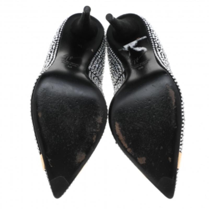 Escarpins Ester à bout pointu en daim ornés de cristaux noirs Giuseppe Zanotti, taille 38 Bon état - En vente à Dubai, Al Qouz 2