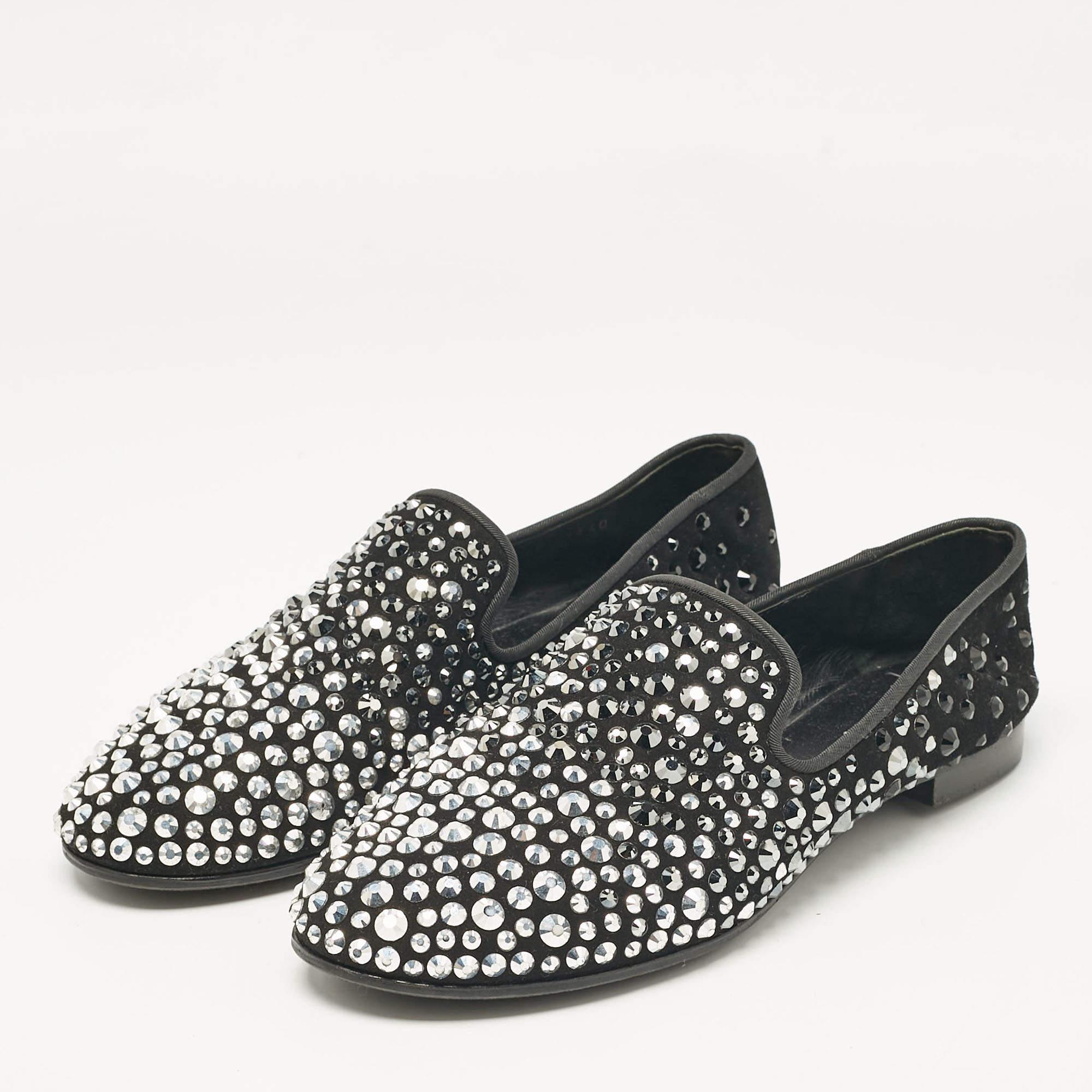 Giuseppe Zanottis a su donner une touche de classe à ses chaussures, comme en témoigne ce modèle. Les pantoufles de smoking sont merveilleusement fabriquées en daim et recouvertes d'ornements en cristal. Portez-la avec des ourlets raccourcis pour